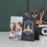 Bestes Pappou nach Par | Golf Opa Foto Fotoplatte<br><div class="desc">Feiern Sie einen golfliebenden Großvater an diesem Vatertag oder Großelterntag mit dieser phantastischen,  maßgeschneiderten Foto-Plakette. Im Design steht ein golfthematisches Abzeichen mit den Worten "Best Pappou by Par" mit grünen Lorbeeren und einer Golftasche,  neben einem Foto seiner Enkel. Personalisieren Sie Ihre Daten mit Namen oder einer benutzerdefinierten Nachricht.</div>