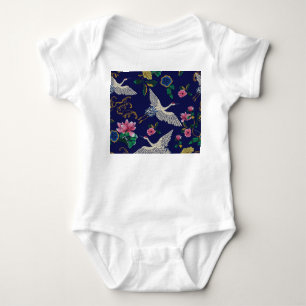 Bestickte Kraniche und Blumen, vintage nahtloses M Baby Strampler