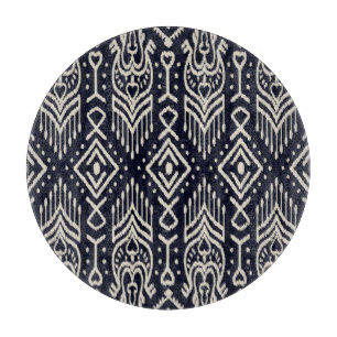 Besticktes Ikat-Gewebe: Ethnisches Eleganz. Schneidebrett