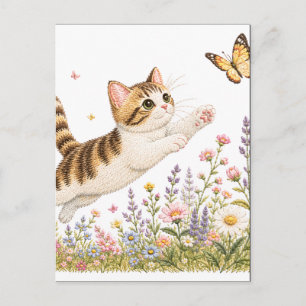 Besticktes Kätzchen jagt Schmetterling in Wildblum Postkarte