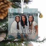 Bestie Trendy Typografy Foto Keepake Ornament Aus Glas<br><div class="desc">Feiern Sie Ihre Freundschaft mit Ihren Bestie/s mit diesem niedlichen Foto-Glas-Ornament mit "besties" in trendigen,  transparenten Schriftzeichen unten mit Namen/s.</div>