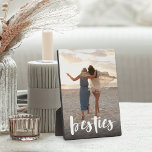 Besties | Best Friend Script Overlay Foto Fotoplatte<br><div class="desc">Feiern Sie Ihre Bindung mit Ihrem besten Freund mit dieser schönen Foto-Plakette mit Ihrem Lieblings-Vertikal-Foto mit "besties" überlagert in weißen handgeschriebenen Schriften.</div>