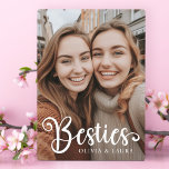 Besties best friends individuellen Namens Foto Fotoplatte<br><div class="desc">Plaque mit Ihrem eigenen Foto und dem Text "Besties" mit individuellen Namen unten.</div>