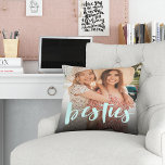 Besties | Best Friends Overlay Foto Kissen<br><div class="desc">Feiern Sie Ihre Freundschaft mit diesem niedlichen Foto-Kopfkissen,  das "besties" am unteren Rand in hellgrün handgeschriebenen Pinselstrichen zeigt. Das Kissen kehrt zu einem subtilen rosa und weiß gepunkteten Rautenmuster zurück.</div>