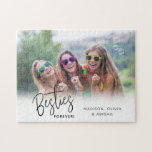 Besties Forever Best Friends Script Foto Puzzle<br><div class="desc">Dieses Puzzle ist ein lustiges und einzigartiges Geschenk für die besten Freunde! Das Design ist mit einem horizontalen Foto und einem modernen handgeschriebenen Text ausgestattet,  der lautet: Bestie für immer. Personalisieren Sie dieses Schlüsselgeschenk mit Namen der besten Freunde.</div>