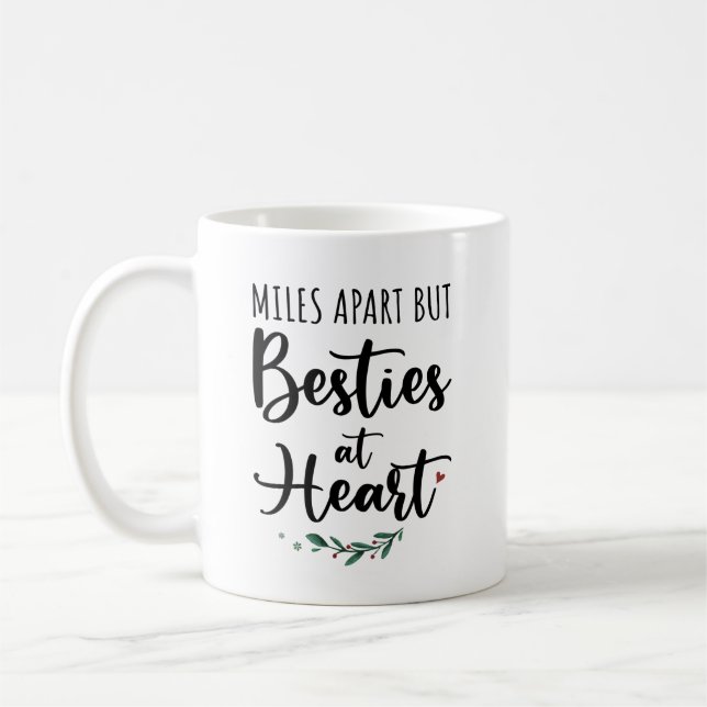 Besties Gift - Meilen außer Besties im Herzen Kaffeetasse (Links)