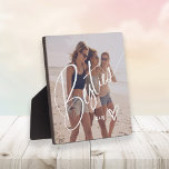 Besties in Trendy Script | Ihr Foto mit Herz Fotoplatte<br><div class="desc">Diese stilvolle Plakette besticht durch das Wort "Besties" in trendiger,  eleganter Schrift,  mit Ihrem Lieblingsstift und einem handgeschriebenen Foto. Sie können Ihre Initialen oder Monogramm hinzufügen,  oder die Namen Ihrer besten Freunde. Auch macht das perfekte Geschenk Sake für Ihre Beste Freundinnen.</div>