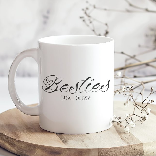Besties Individuelle Name Bester Freund Kaffeetasse (Besties Custom Name Best Friend Coffee Mug on a sunny boho wooden kitchen table.)