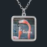 Besties Pink Flamingo Freunde Foto Niedlich Chic S Versilberte Kette<br><div class="desc">Wer sagt, dass Flamingos mit ihrem Lieblingspal keinen Spaß haben können? Genießen Sie dieses unterhaltsame Bild, wann immer Sie diese atemberaubende, farbenfrohe Fotografie-Charme-Halskette von zwei rosa Flamingos tragen, die herumspielen. Diese Halskette ist in kleinen, mittleren und großen Größen sowie in quadratischer und kreisförmiger Form erhältlich. Sie können diese Kette in...</div>