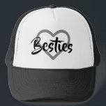 Besties. Truckerkappe<br><div class="desc">Gutes Geschenk für Sie und Ihre "Bestie". Zeigen Sie Ihrem besten Freund, dass Sie wirklich interessiert, mit diesem trendigen Hut. Enthält ein Herzbild mit dem Wort "Besties". Stilvoll in Schwarz und Weiß.</div>