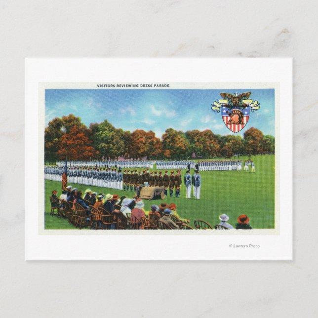 Besucher bei der Überprüfung einer Kleiderparade Postkarte (Vorderseite)