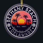 Bethany Beach Delaware Sunset Beach Palm Tree 80er Keramik Ornament<br><div class="desc">Diese maßgeschneiderten Bethany Delaware Retro 60er Palmen Souvenirs. Bethany Delaware, Retro Strandsouvenirs. Reisedesign für Sommerliebhaber. Dieses Retro-Vintage Design ist eine großartige Idee für Ferien, Geburtstag und Sommerurlaub. - Sie können die Vorlage personalisieren, indem Sie einen Namen Ihrer Stadt oder Position, Jahr hinzufügen und Text hinzufügen, um sie besonders zu machen....</div>