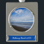 Bethany Beach I Banner-Ornament Silber<br><div class="desc">Einige Strände an der Ostküste sind voll von Menschen und Gebäude,  andere sind voller Natur. Das Foto ist von einem ruhigen Strand in Delaware,  Bethany Beach,  während der Nebensaison im April entfernt. Dieses Foto ist auch als Widescreen-Tapete "Bethany Beach I" von MLeWallpapers.com zu sehen.</div>