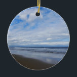Bethany Beach I Keramik Ornament<br><div class="desc">Einige Strände an der Ostküste sind voll von Menschen und Gebäude, andere sind voller Natur. Das Foto ist von einem ruhigen Strand in Delaware, Bethany Beach, während der Nebensaison im April entfernt. Dieses Foto ist auch als Widescreen-Tapete "Bethany Beach I" von MLeWallpapers.com zu sehen.</div>