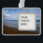 Bethany Beach I Rahmen-Ornament Silber<br><div class="desc">Einige Strände an der Ostküste sind voll von Menschen und Gebäude,  andere sind voller Natur. Das Foto ist von einem ruhigen Strand in Delaware,  Bethany Beach,  während der Nebensaison im April entfernt. Dieses Foto ist auch als Widescreen-Tapete "Bethany Beach I" von MLeWallpapers.com zu sehen.</div>