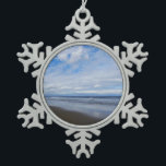 Bethany Beach I Schneeflocken Zinn-Ornament<br><div class="desc">Einige Strände an der Ostküste sind voll von Menschen und Gebäude,  andere sind voller Natur. Das Foto ist von einem ruhigen Strand in Delaware,  Bethany Beach,  während der Nebensaison im April entfernt. Dieses Foto ist auch als Widescreen-Tapete "Bethany Beach I" von MLeWallpapers.com zu sehen.</div>