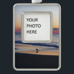 Bethany Beach Sunrise I Rahmen-Ornament Silber<br><div class="desc">Einige Strände an der Ostküste sind voll von Menschen und Gebäude, andere sind voller Natur. Ein Foto mit Sonnenaufgang von einem ruhigen Strand in Delaware, Bethany Beach, während der Nebensaison im April. Karo in unserem Laden für schönere Fotos. Dieses Bild wird auch als Widescreen-Tapete "Bethany Beach Sunrise I" von www.mlewallpapers.com...</div>