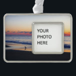 Bethany Beach Sunrise I Rahmen-Ornament Silber<br><div class="desc">Einige Strände an der Ostküste sind voll von Menschen und Gebäude, andere sind voller Natur. Ein Foto mit Sonnenaufgang von einem ruhigen Strand in Delaware, Bethany Beach, während der Nebensaison im April. Karo in unserem Laden für schönere Fotos. Dieses Bild wird auch als Widescreen-Tapete "Bethany Beach Sunrise I" von www.mlewallpapers.com...</div>