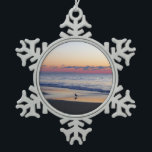 Bethany Beach Sunrise I Schneeflocken Zinn-Ornament<br><div class="desc">Einige Strände an der Ostküste sind voll von Menschen und Gebäude, andere sind voller Natur. Ein Foto mit Sonnenaufgang von einem ruhigen Strand in Delaware, Bethany Beach, während der Nebensaison im April. Karo in unserem Laden für schönere Fotos. Dieses Bild wird auch als Widescreen-Tapete "Bethany Beach Sunrise I" von www.mlewallpapers.com...</div>