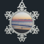 Bethany Beach Sunrise I Schneeflocken Zinn-Ornament<br><div class="desc">Einige Strände an der Ostküste sind voll von Menschen und Gebäude, andere sind voller Natur. Ein Foto mit Sonnenaufgang von einem ruhigen Strand in Delaware, Bethany Beach, während der Nebensaison im April. Karo in unserem Laden für schönere Fotos. Dieses Bild wird auch als Widescreen-Tapete "Bethany Beach Sunrise I" von www.mlewallpapers.com...</div>