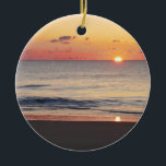 Bethany Beach Sunrise II Keramik Ornament<br><div class="desc">Einige Strände an der Ostküste sind voll von Menschen und Gebäude, andere sind voller Natur. Ein Foto mit Sonnenaufgang von einem ruhigen Strand in Delaware, Bethany Beach, während der Nebensaison im April. Dieses Foto ist das zweite in einer Reihe von zwei. Dieses Bild wird auch als Widescreen-Tapete "Bethany Beach Sunrise...</div>