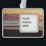 Bethany Beach Sunrise II Rahmen-Ornament Silber<br><div class="desc">Einige Strände an der Ostküste sind voll von Menschen und Gebäude, andere sind voller Natur. Ein Foto mit Sonnenaufgang von einem ruhigen Strand in Delaware, Bethany Beach, während der Nebensaison im April. Dieses Foto ist das zweite in einer Reihe von zwei. Dieses Bild wird auch als Widescreen-Tapete "Bethany Beach Sunrise...</div>
