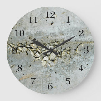 Betonmauer mit kleinen Steinen Große Wanduhr