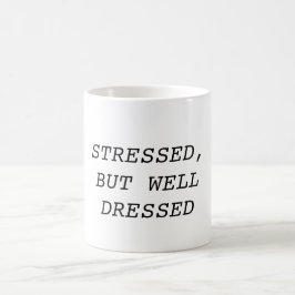 Betonte, aber gut gekleidete Tasse
