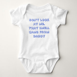 Betrachten Sie mich nicht. Dieser Geruch kam vom Baby Strampler