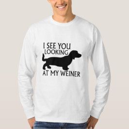 Betrachten von meinem Weiner T-Shirt
