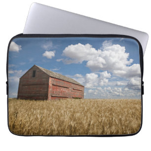 Betriebe Alte rote Scheune im Weizenfeld Laptopschutzhülle