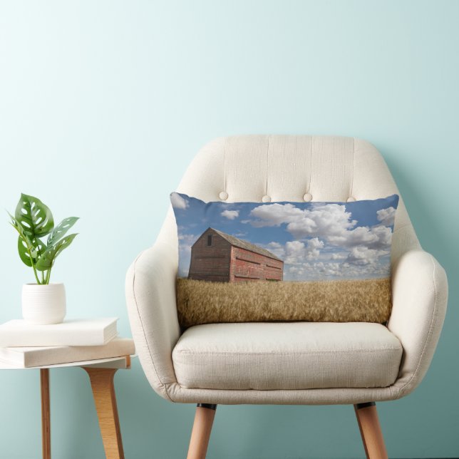 Betriebe | Alte rote Scheune im Weizenfeld Lendenkissen (Stuhl )