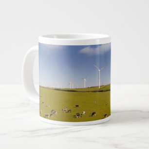 Betriebe   Kühe in der Nähe der Windmühle Jumbo-Tasse