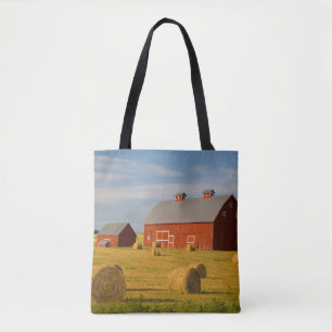 Betriebe Red Barns Near Hay Bales