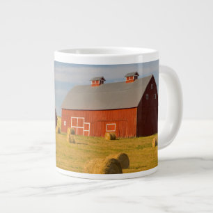 Betriebe   Red Barns Near Hay Bales Jumbo-Tasse