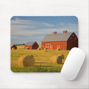 Betriebe Red Barns Near Hay Bales Mousepad