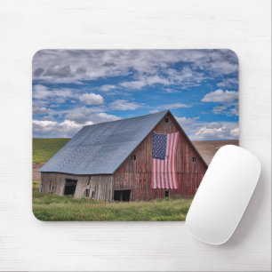 Betriebe Rustikaler roter Stall mit amerikanisch Mousepad