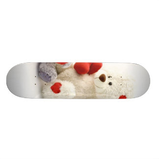 Betrifft flaumiger Teddybär zwei weißen Skateboard