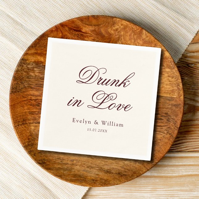 Betrunken in Liebe Fancy Script Moderne Burgunder  Serviette (Drunk in Love burgundy wedding napkins add a modern, romantic touch to your celebration.)