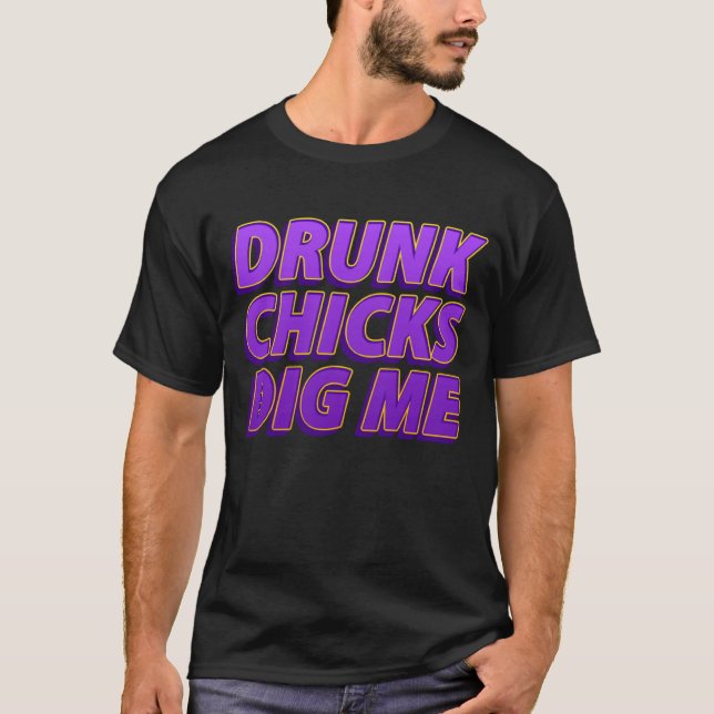 Betrunkene Chicks Dig Me Sarcastic Drinks T-Shirt (Vorderseite)