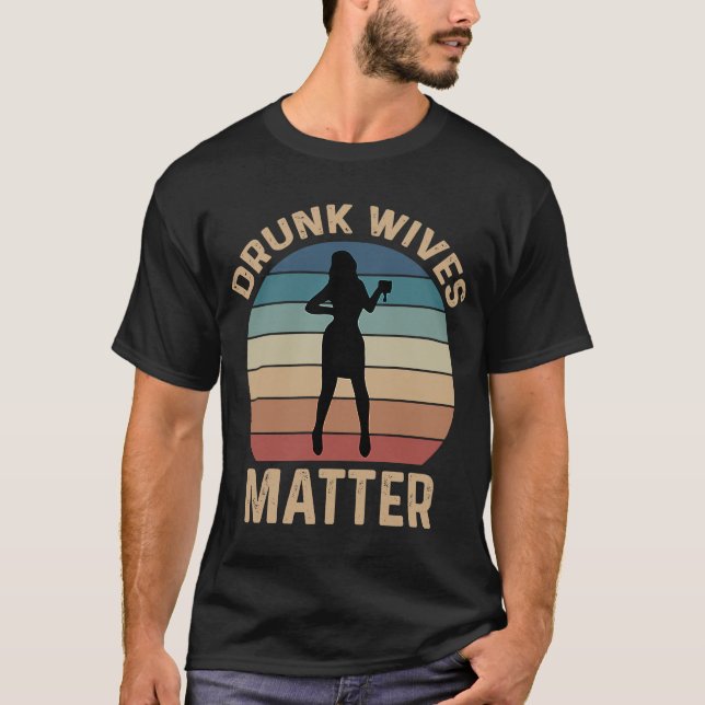Betrunkene Ehefrauen, die trinken T-Shirt (Vorderseite)
