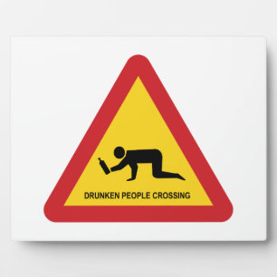 BETRUNKENE PERSONEN ÜBERQUEREN VERKEHRSZEICHEN FOTOPLATTE