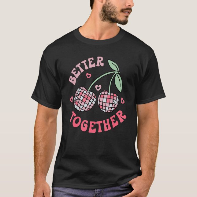 Better Together Cherry Groovy Retro Happy Valentin T-Shirt (Vorderseite)