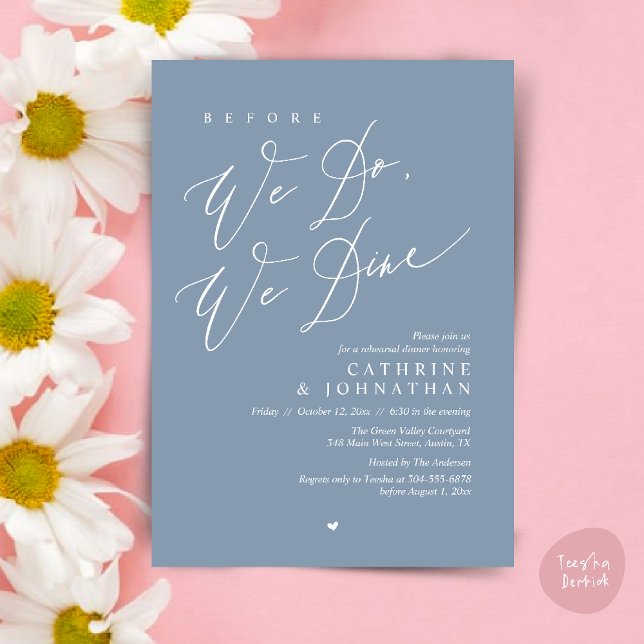Bevor wir essen, essen wir Hochzeit Probe Dinner Einladung (Before we do, we dine, Modern Wedding Rehearsal Romantic Dinner Invitation Card PDF Dusty Blue)