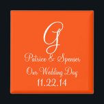 Bevorzugen Orange Red High End Matching Color Magnet<br><div class="desc">Monogram-Magnete mit Bride's Name,  Groom's Name and Wedding Date Designer Solid Color Style Option - Custom und Custom Designer Design Option - Orange Red High End Matching Color Color Shade benutzerdefinierte Magnete sind genau das Richtige,  um als Mementos und Gastgeschenke Hochzeiten zu geben.</div>