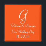 Bevorzugen Orange Red High End Matching Color Magnet<br><div class="desc">Monogram-Magnete mit Bride's Name,  Groom's Name and Wedding Date Designer Solid Color Style Option - Custom und Custom Designer Design Option - Orange Red High End Matching Color Color Shade benutzerdefinierte Magnete sind genau das Richtige,  um als Mementos und Gastgeschenke Hochzeiten zu geben.</div>