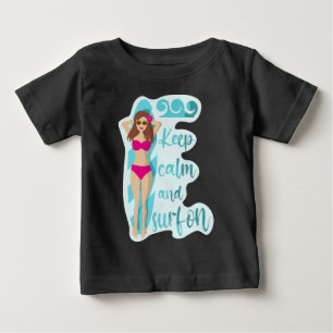 Bewahre Ruhe und surfe auf braunhaarigem Mädchen  Baby T-shirt