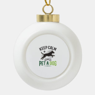 Bewahren Sie Ruhe und streicheln Sie einen Hund Vi Keramik Kugel-Ornament