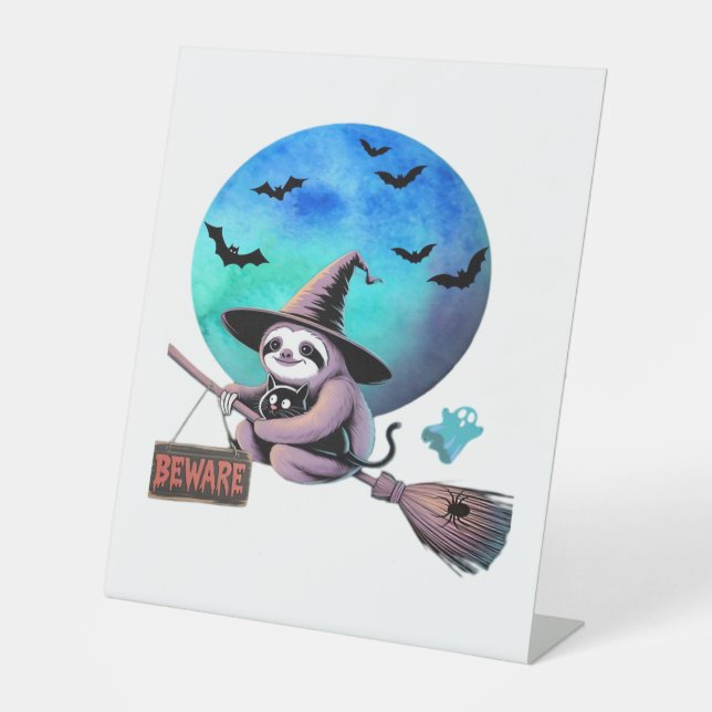 Beware Cute Witch Sloth Flying on Broom Halloween  Sockelschild (Vorderseite)