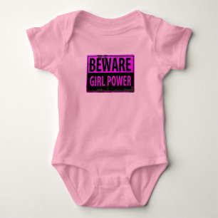 BEWARE Girl Power - Schild mit der Gefahr durch ro Baby Strampler